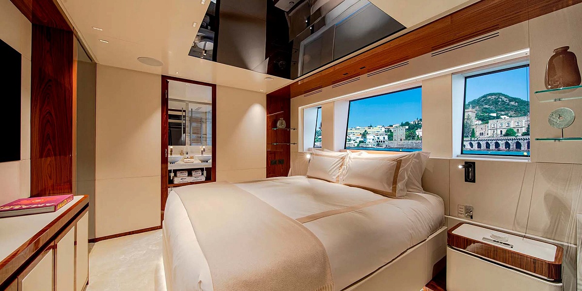 Аренда моторной мега яхты Amer 120 LAFAYETTE во Франции